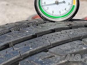 Гуми 215 55 17 Нокиан Nokian 2 броя. Нов внос. Не са нови!
