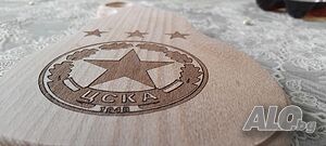 Ръчно изработена дъска за сервиране на мезета с лого на ЦСКА Импрегнирана с ленено масло.