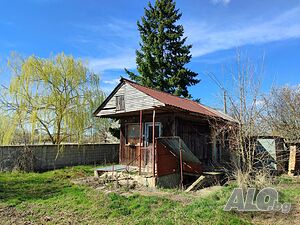 Голям двор с постройка в Методиево