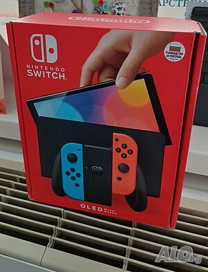Nintendo Switch OLED модел с яркочервени и сини Joy-Con контролери