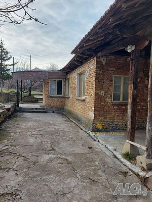 Едноетажна тухлена къща в с. Върбовка