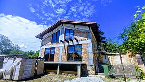 Нова къща на груб строеж с двор в с. Лесичери