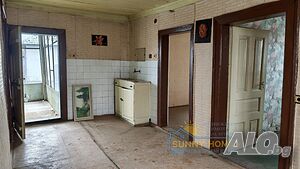 Къща за ремонт в с. Ресен - равен двор 800 кв.м., гараж и две избени помещения