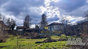 Панорамен парцел с къща и постройки в с. Косарка - 15 км от Велико Търново