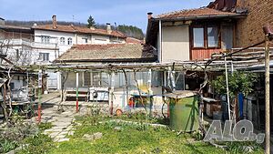 🏡 Къща с двор в централната част на гр. Дряново