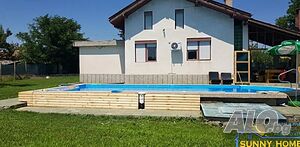 Двуетажна къща с гараж в с. Красно Градище