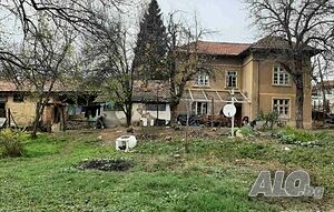 Двуетажна къща в с. Гостилица
