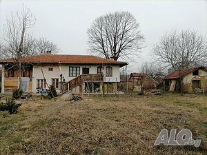 Двуетажна къща в с. Върбица