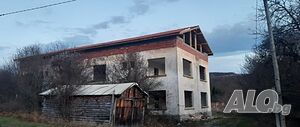 Триетажна къща в с. Царева Ливада