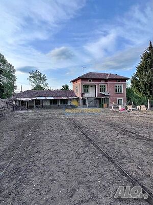 Двуетажна тухлена къща в село Михалци
