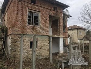 Двуетажна къща в с. Михалци