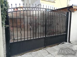 Всички видове гаражни, входни и дворни врати. Портали, огради, парапети. От производител!