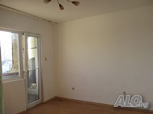 Необзаведен тристаен апартамент в Каменица 1