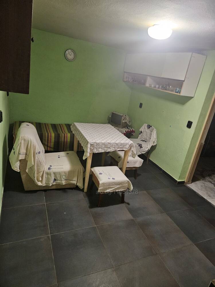Самостоятелен етаж от къща. Варна кв. Трошево