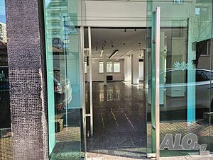 Голямо търговско помещение / офис - 274 кв.м, партер + сутерен, оборудвано