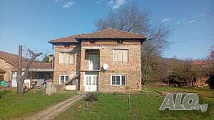 Двуетажна тухлена къща в с. Лесичери.