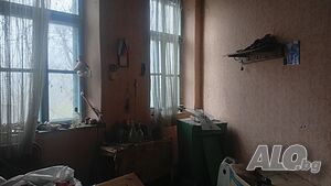 Двуетажна къща с двор, гр. В. Търново