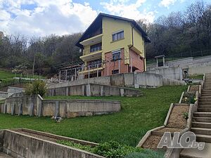 Къща/вила с голям двор, близо до гр. Трявна
