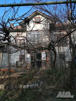 Къща с двор и кладенец с. Беляковец