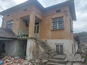 Двуетажна тухлена къща със започнат ремонт