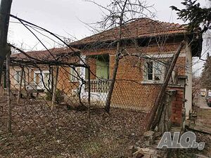 Къща с гараж и кладенец с. Вързулица