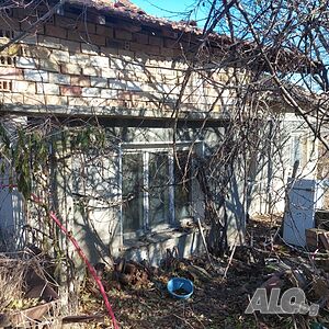 Къща с голям двор с. Страхилово