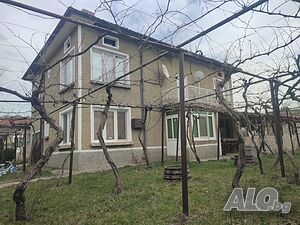 Двуетажна тухлена къща