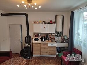 Етаж от къща със самостоятелен вход и дворно място
