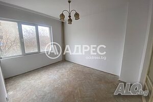 *** Просторен тристаен апартамент до училище ” Васил Левски”