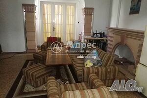 Етаж от стара градска къща до Общината