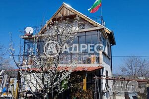 ВИЛА с дворно място в Нови лозя