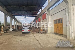 АДРЕС продава: Промишлено помещение с прилежащ двор!