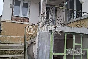 Къща с дворно място в с. Тенево