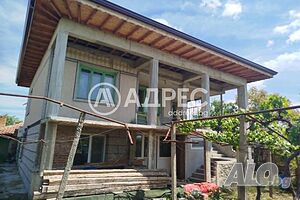 Масивна къща с нов покрив
