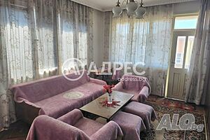 Просторен етаж от къща в кв. Каргон, с ГАРАЖ. Ключ за имота!