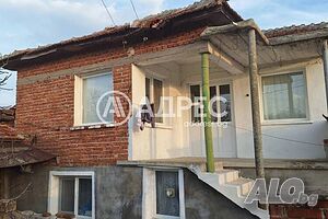Къща с дворно място в с. Джинот