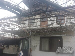Вила на два етажа с дворно място на Нови лозя