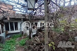 АДРЕС предлага за продажба къща с дворно място в кв. Каргон