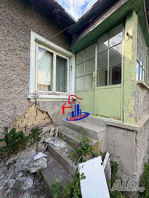 Двуетажна къща с два гаража в района на пожарната