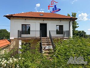 Реновирана ТУХЛЕНА къща на плоча в село Писарево на 49 км от град Шумен