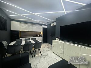 Тристаен апартамент, Център, 125 кв.м., партер, с ПАРКОМЯСТО, нов, отличен
