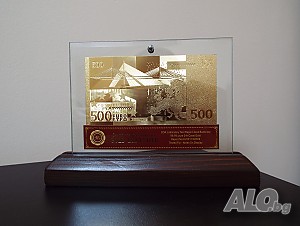500 евро златни банкноти в стъклена поставка и масивно дърво със сертификат