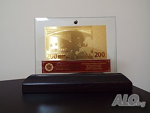 Сувенирна 200 евро златни банкноти в стъклена поставка и сертификат