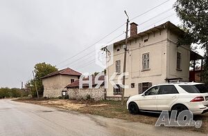 Двуетажна къща в с. Карлуково в близост до Пещера Проходна (Божите очи)