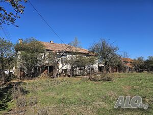 Голям парцел с къща в село Райово до Рила планина