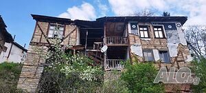Двуетажна къща с имот в село Югово