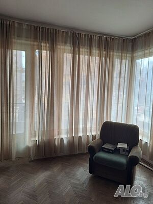 Супер център - 1/2 от двуфамилна къща-апартамент, таванско студио, партерен етаж, гараж и двор