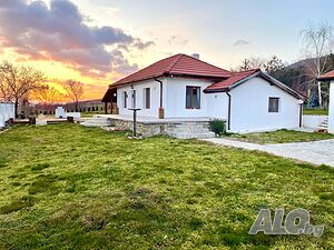 Реновирана селска къща с панорамна гледка към планината в Горицa, България