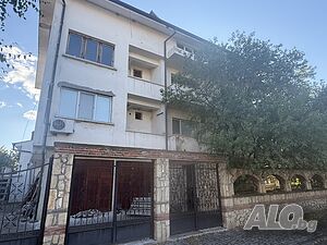 Продава се просторна четириетажна къща в центр Ахелой