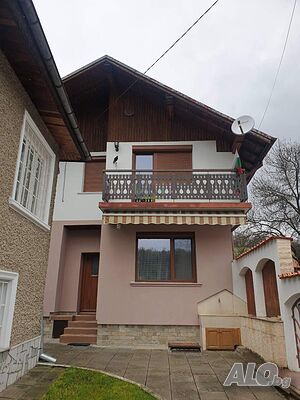 Двуетажна къща с двор в Батак